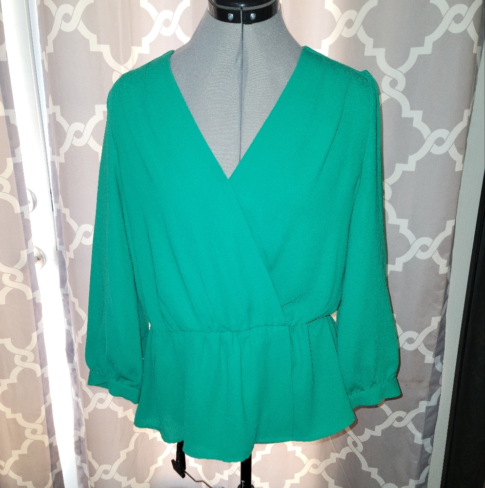 Halogen Vibrant Green V-Neck Long Sleeve Blouse Size Medium